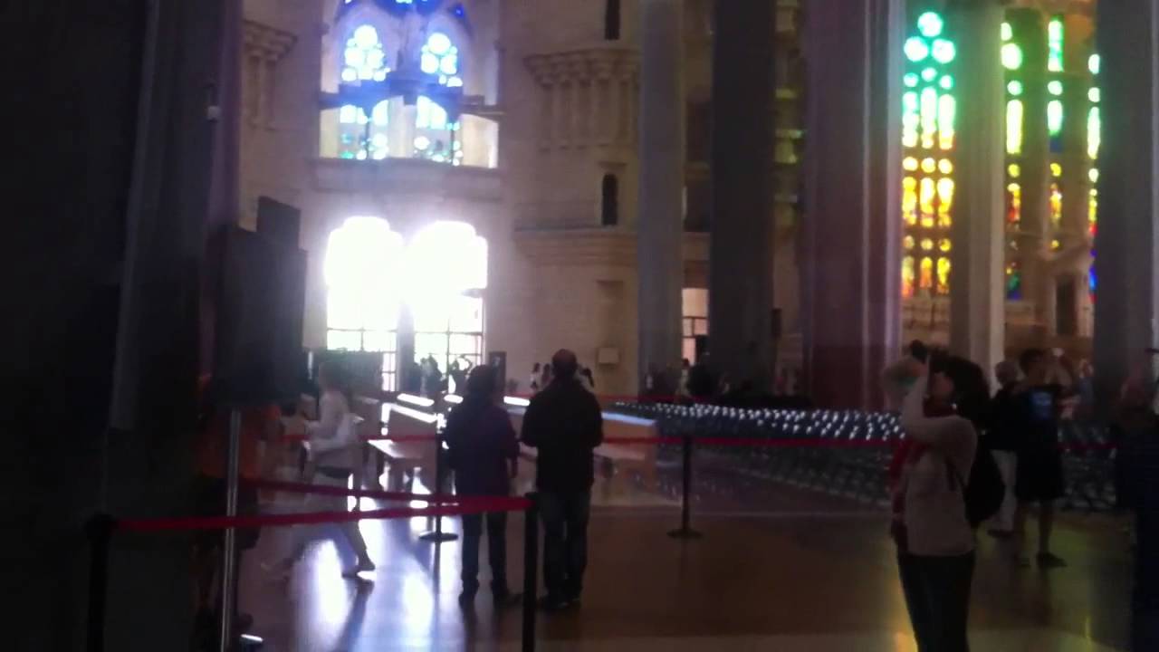 Wnetrza Bazyliki Sagrada Familia w Barcelonie