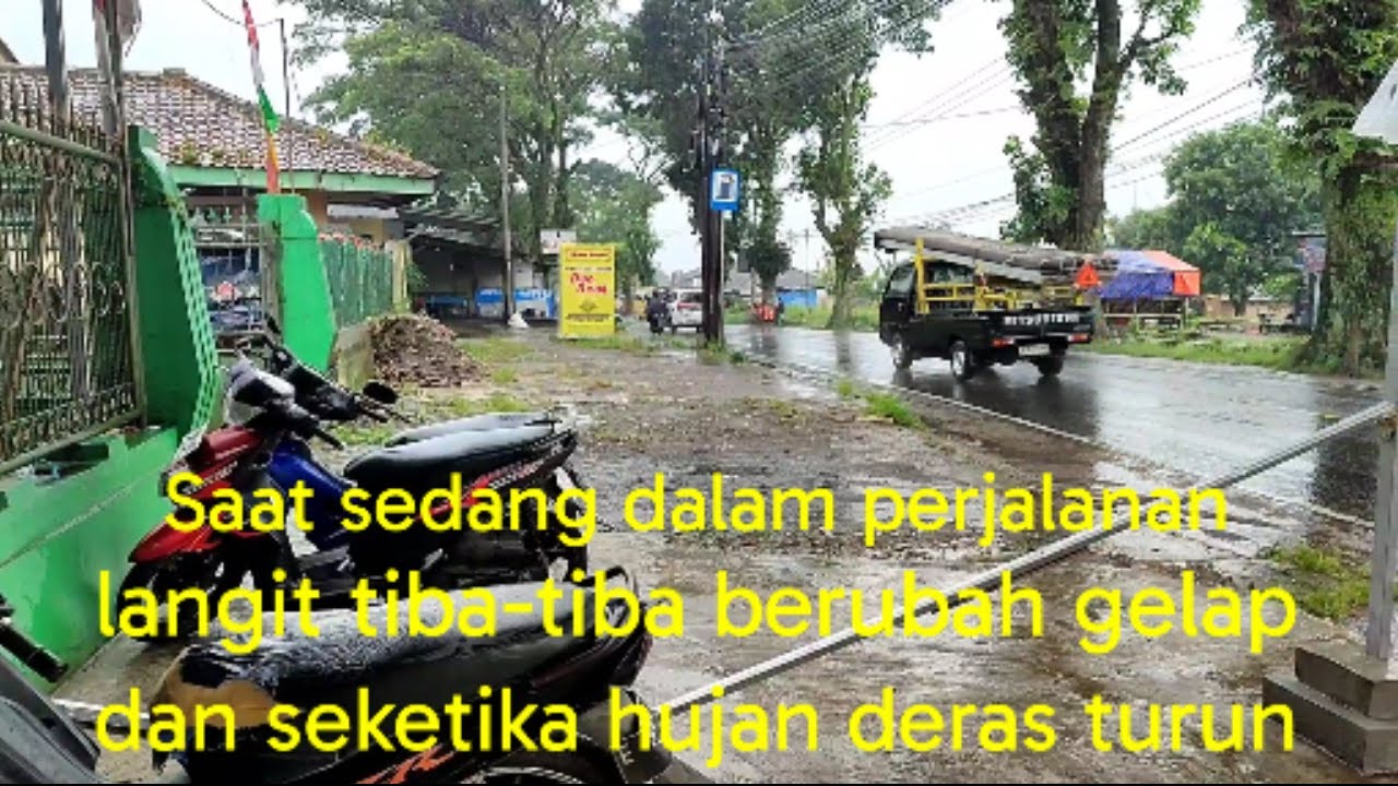 Saat sedang dalam perjalanan, langit tiba-tiba berubah gelap dan seketika hujan deras turun