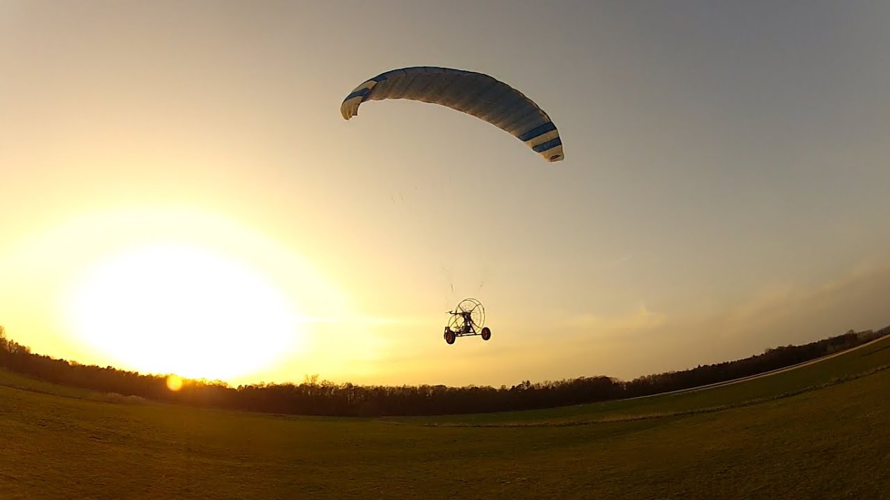 Gemütlicher Flug mit dem RC-Motorgleitschirm im Sonnenuntergang am Modellflugplatz DO-X / RC PPG