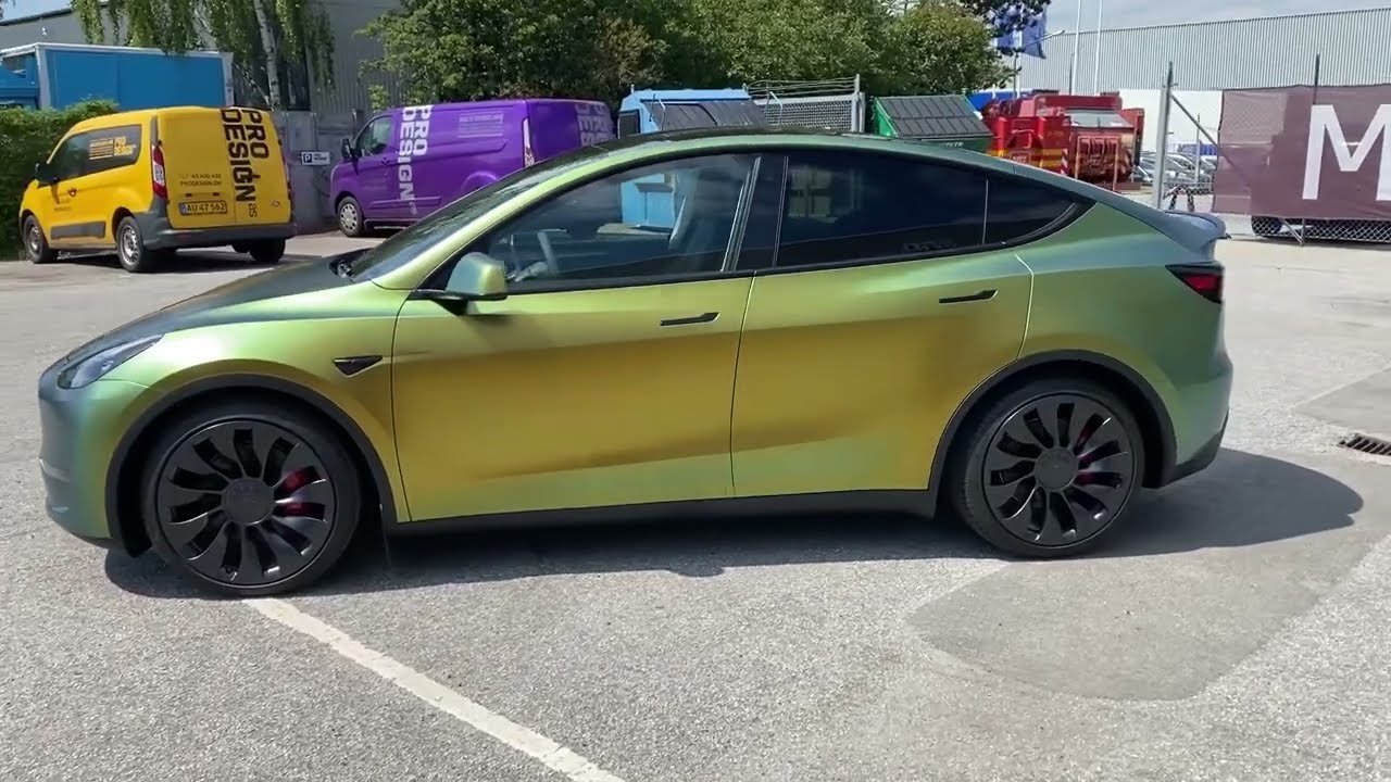 Bilindpakning af Tesla Y i ColorFlow Satin Fresh Spring