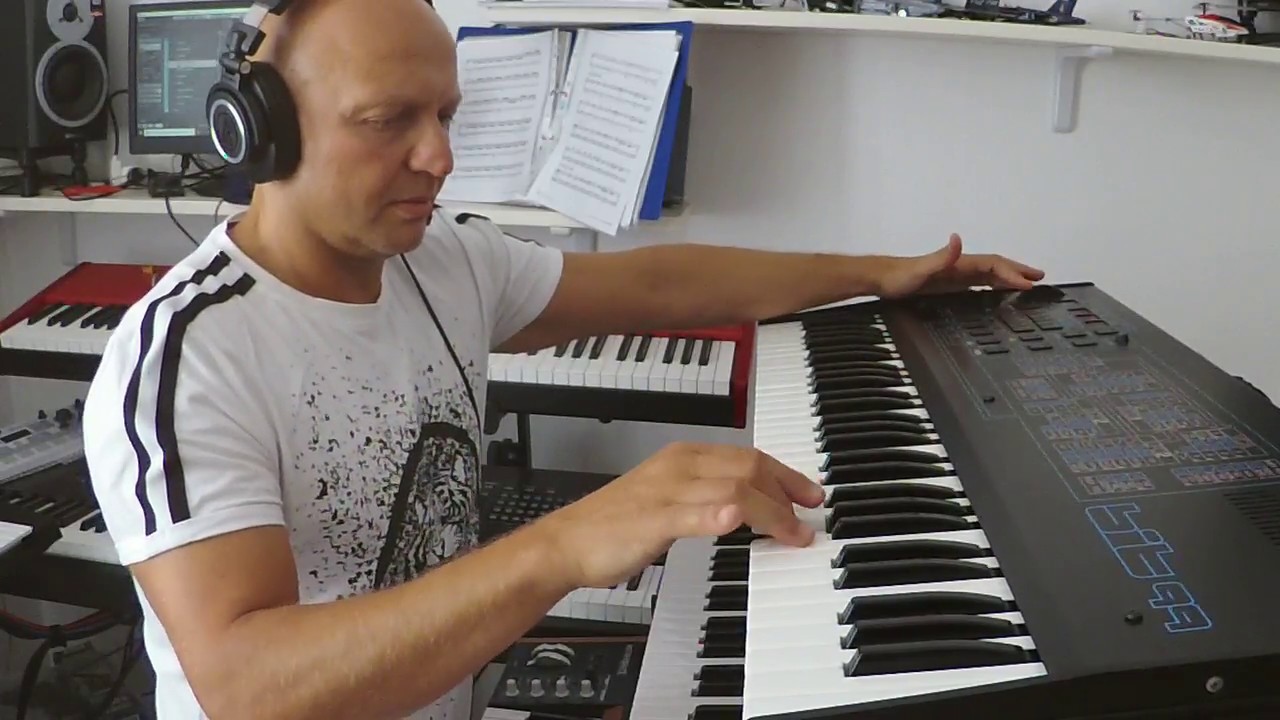 1985, Vintage italian synthesizer. New Sound Patch on the vintage Crumar BIT99 synthesizer (PART1)