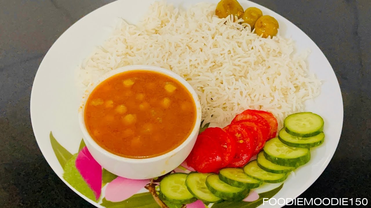 White chana shorba recipe / white chickpeas curry recipe by foodiemoodie