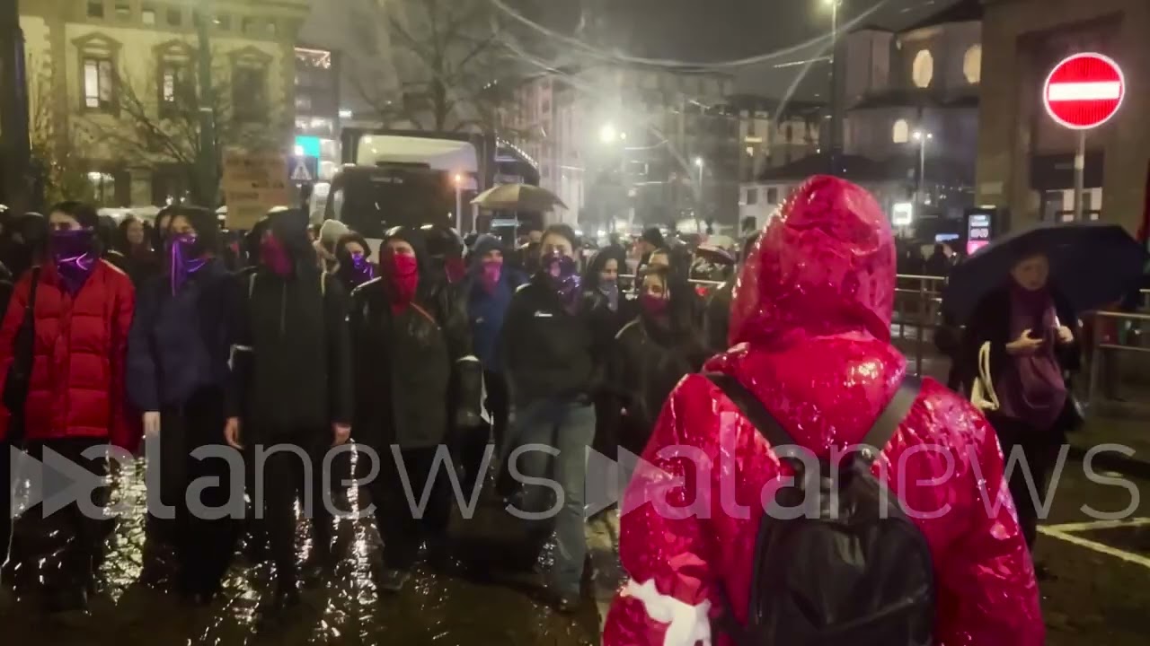 Milano, corteo femminista: canti e balli in piazza Duomo