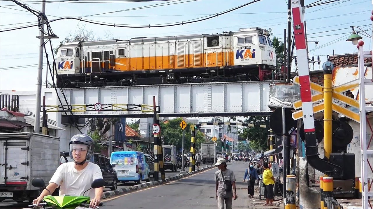 MEMANG ANEH PERLINTASAN DI BAWAH TAPI KERETANYA LEWAT ATAS !
