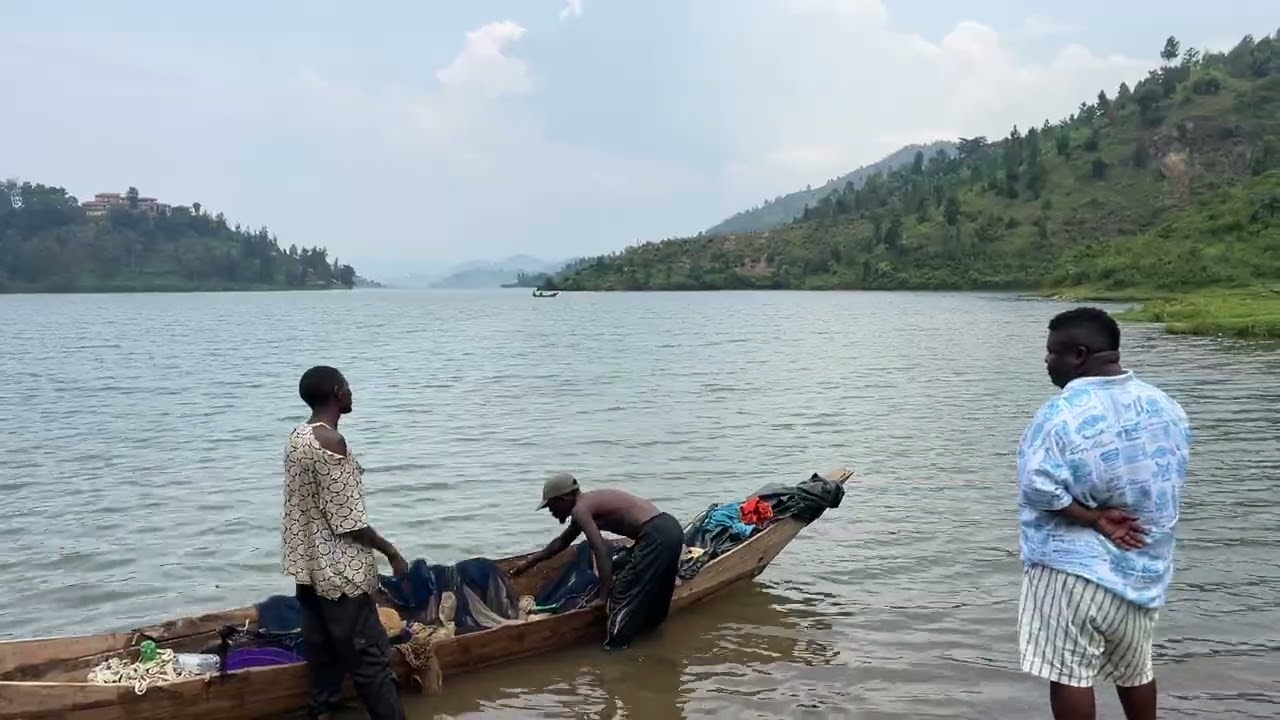 Kasuku ageze mu KIVU kubera gukunda inyama cyane bamutega ISAMBAZA azirya mbisi annya nkagaca.