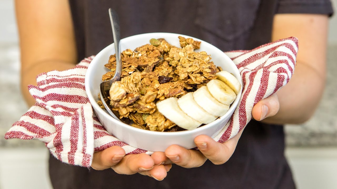 CRUNCHY VEGAN GRANOLA RECIPE | Easy + Healthy