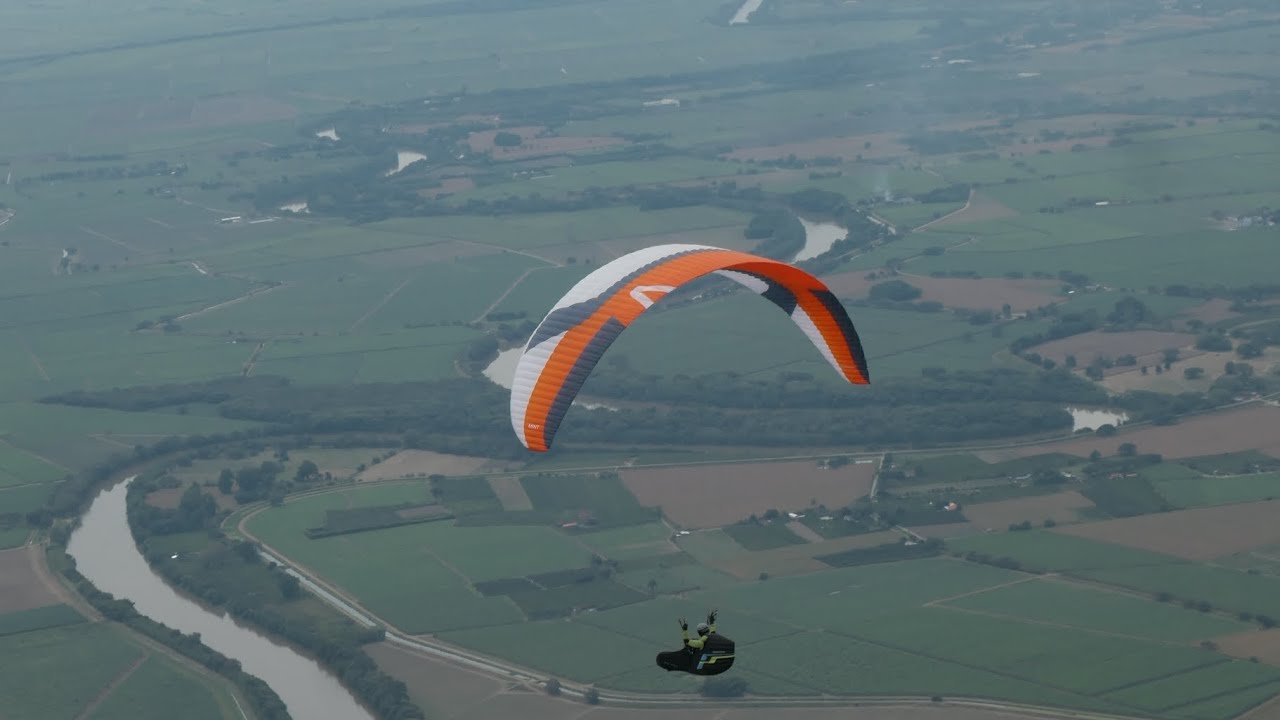 La nostra pilot soripent volant en parapent a colombia 2025