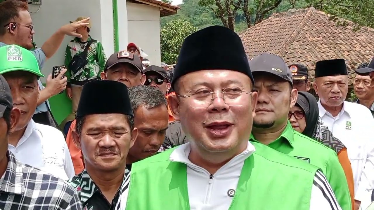 WAKIL KETUA DPR RI BERIKAN RUMAH KEPADA KORBAN LONGSOR ARJASARI