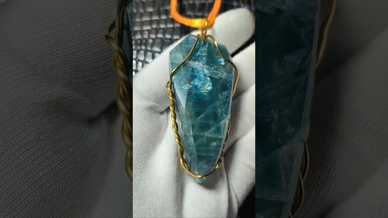 артефакт ручной работы из флюорита в фэнтезийной огранке 