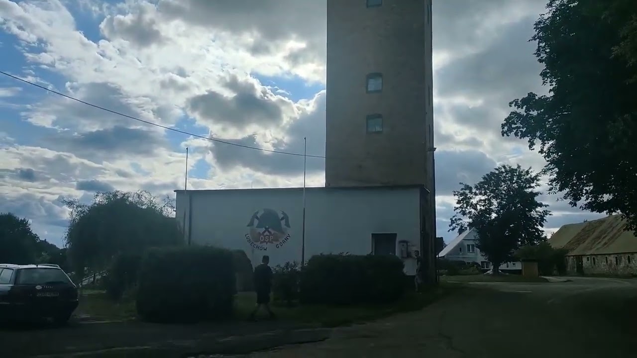 syrena+wyjazd zastępu 457[z]31 z OSP Lubiechow Górny do pochylonego drzewa