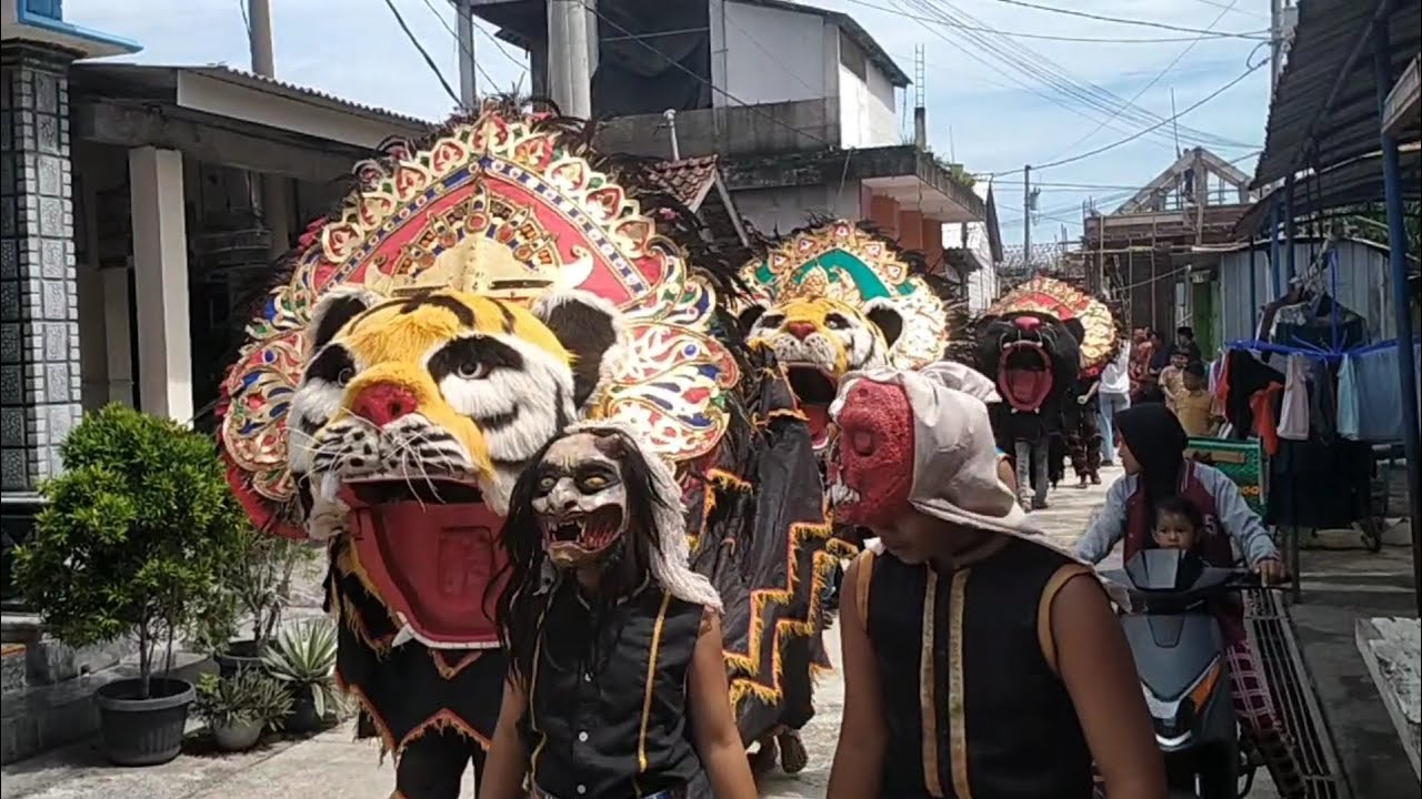 Kirab Arak arakan Barongan Dewa Dewi Drumband Khitanan 