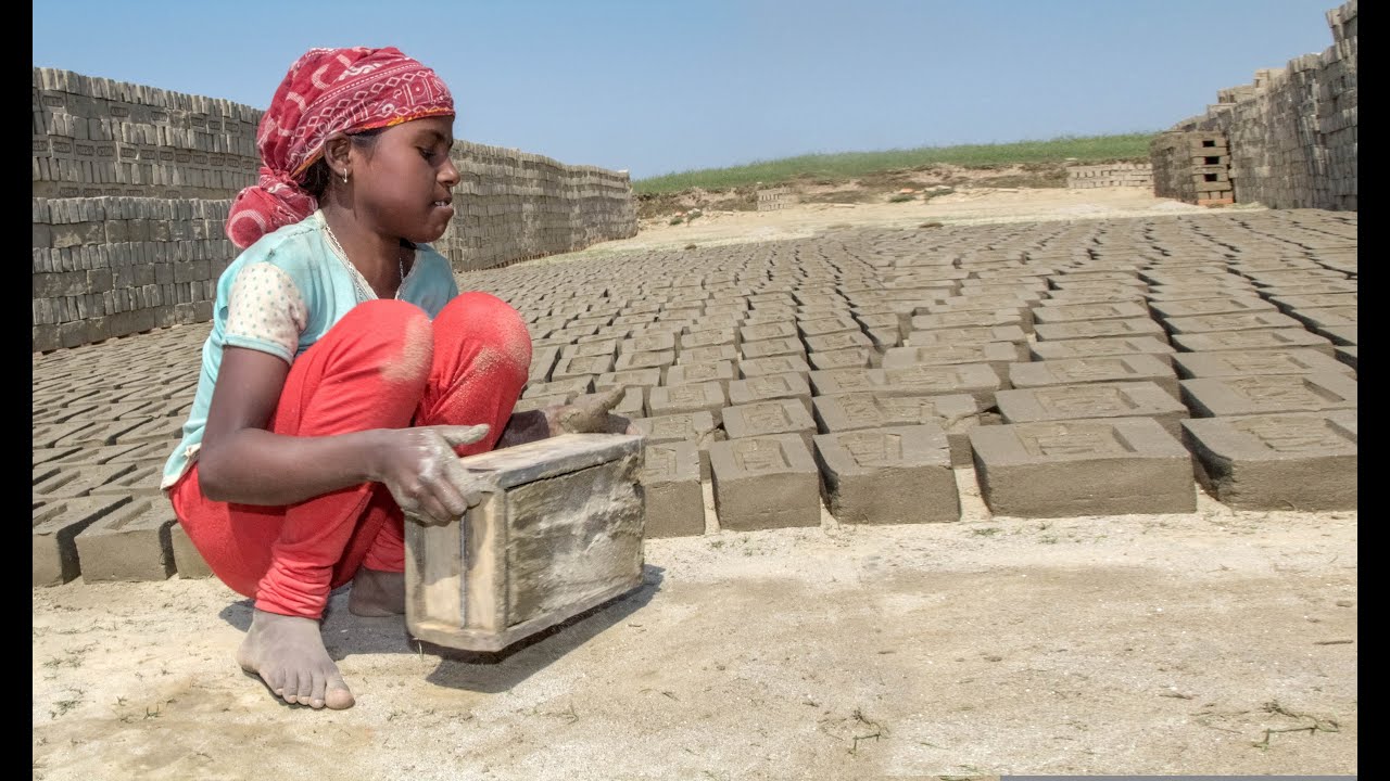 Kinderarbeit in einer Ziegelei in Indien