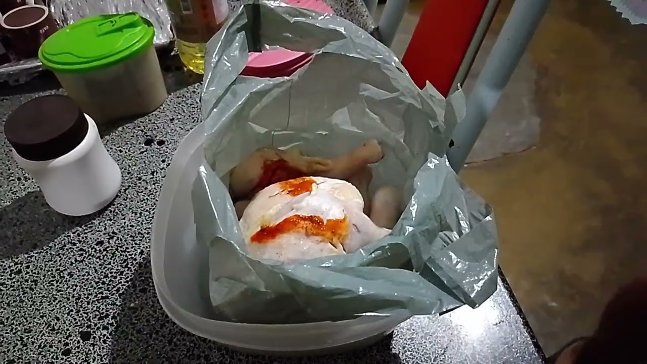 Deixando o frango na marinada pro almoço de amanhã 