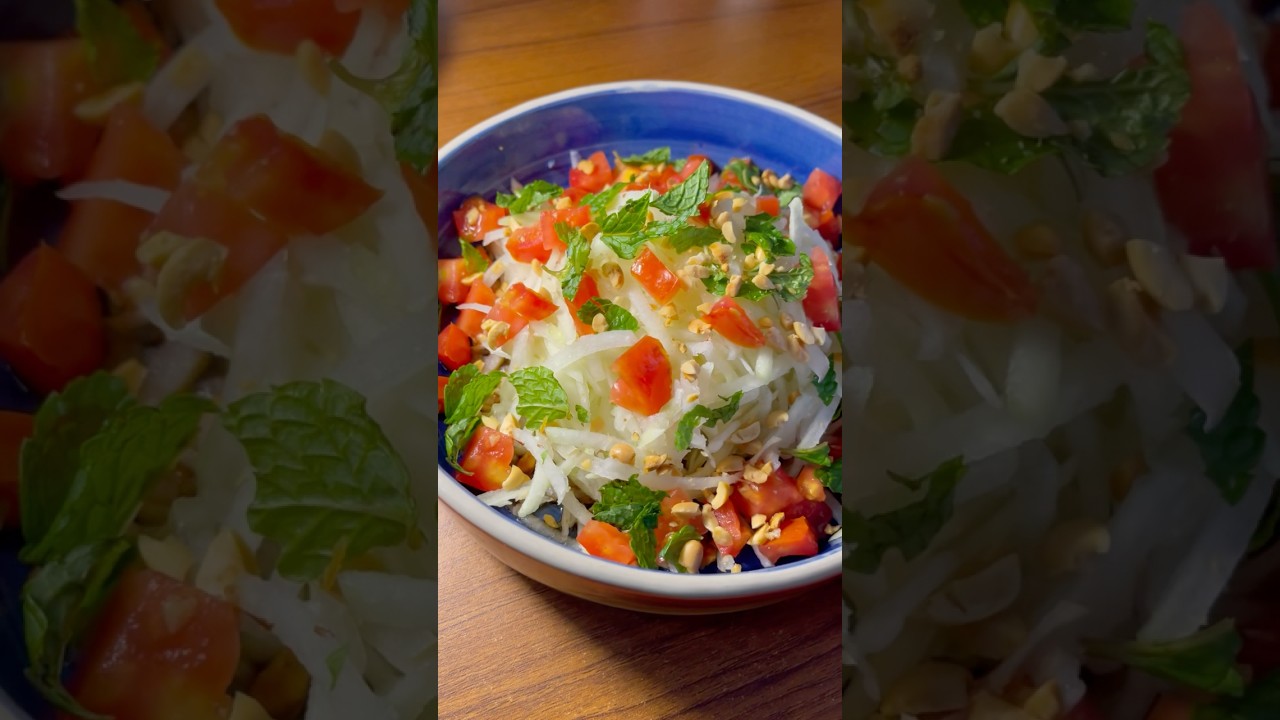 Thai green papaya salad 🥗                    📌Perfect healthy sides with any dish
