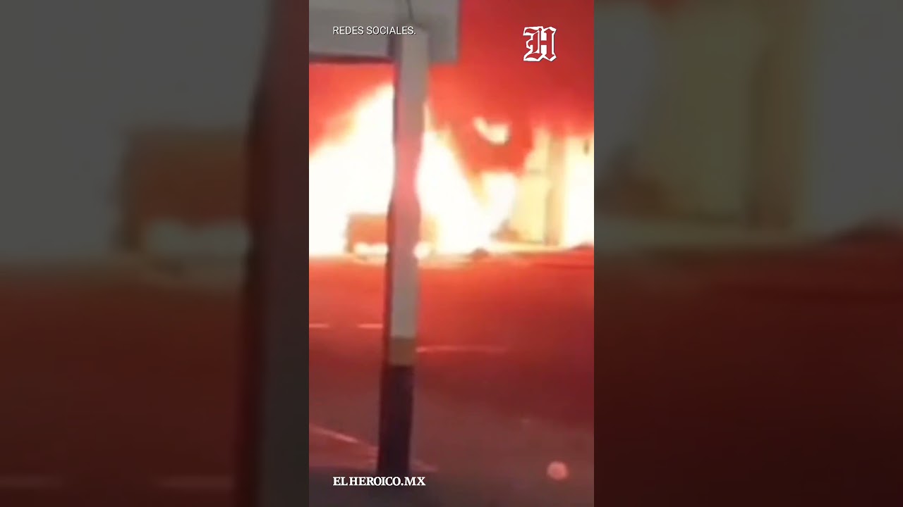 Reportan auto en llamas en Huimanguillo Tabasco cerca del Aurrera