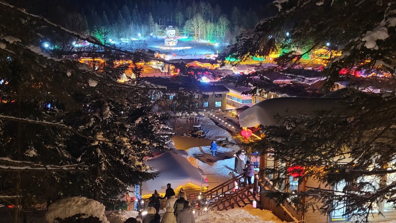สีสันของเมืองหิมะยามค่ำคืน Snow town at night in China