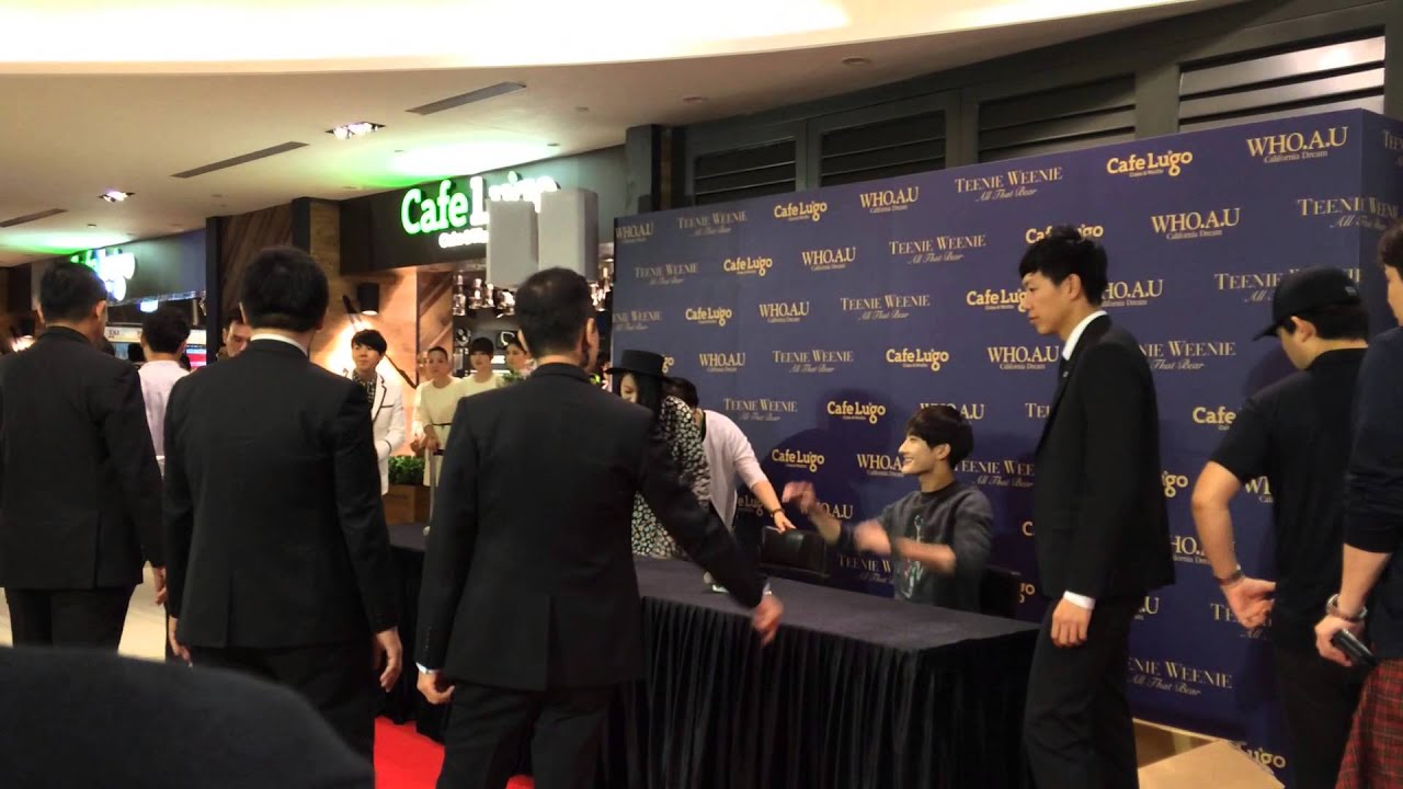 140904 f(x) Victoria+Amber in Taiwan 3 (Come back to autograph)