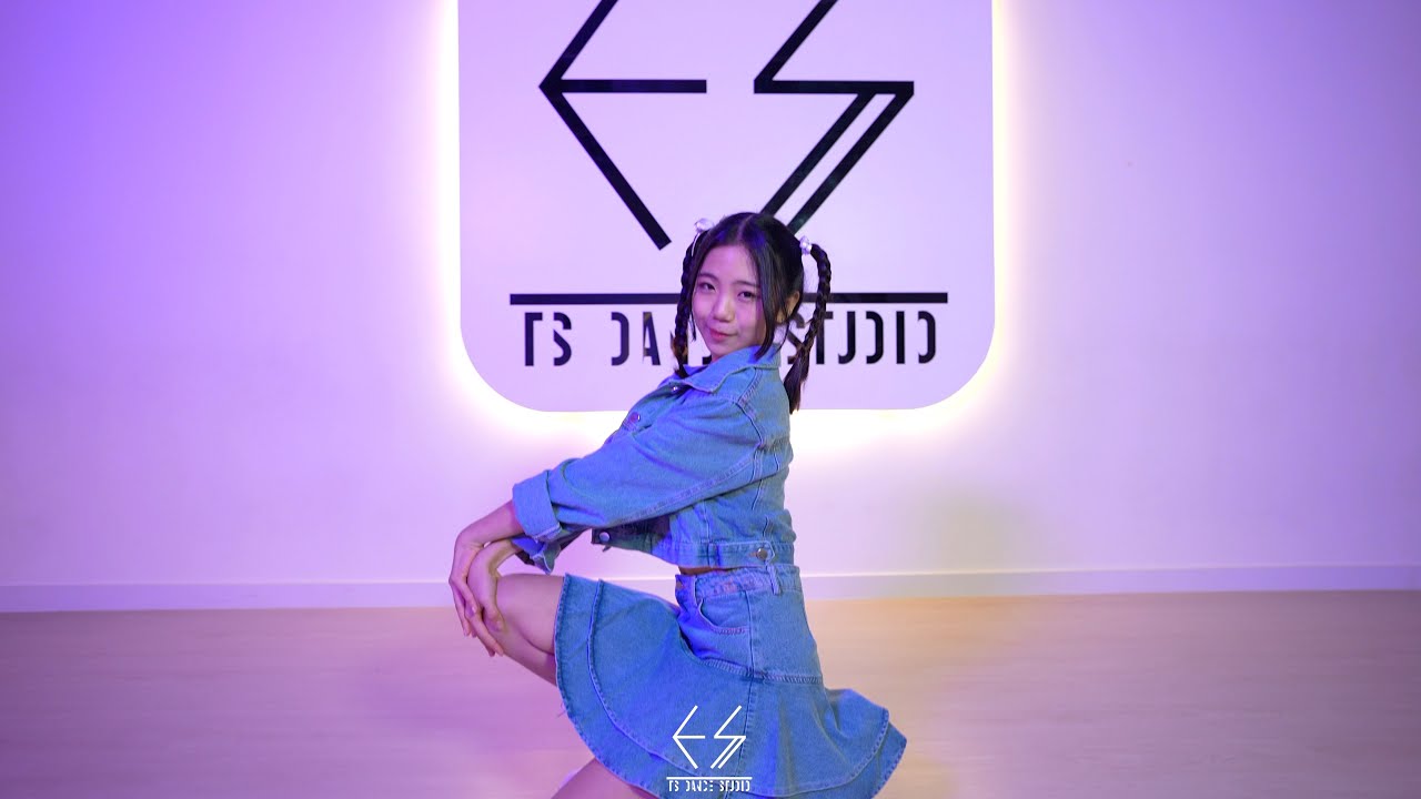 NewJeans (뉴진스) – 