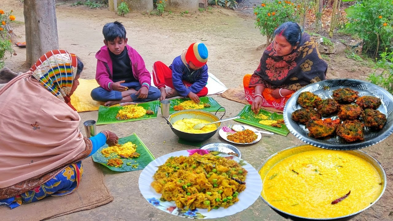 কনকনে শীতের সকালে মা রান্না❤️ করলো খিচুড়ি😋, বাঁধাকপি ঘন্ট, ধনে পাতার বড়া সকলে মিলে জমিয়ে খেলাম 🤤