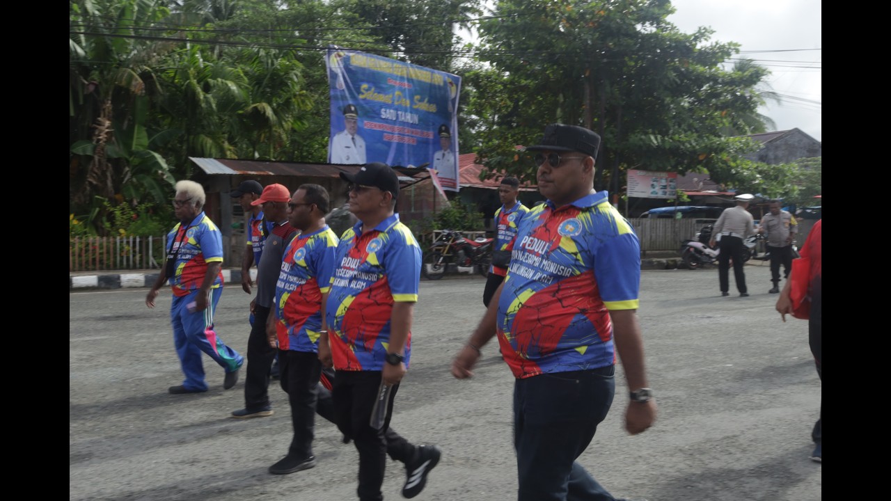 Bupati Supiori Melepas Peserta Jalan Sehat dalam Rangka Menyongsong HUT YPK di Tanah Papua