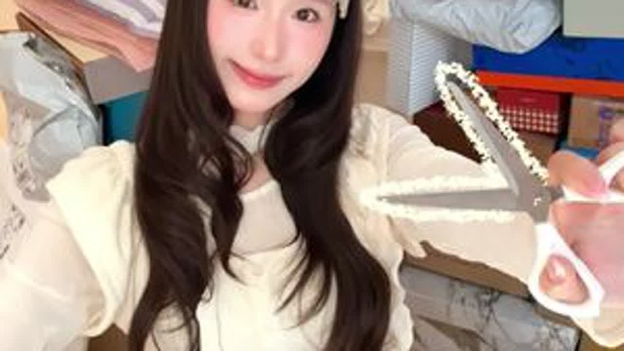 ✂️新年第一拆！从1月开始犒劳好老己‘’♡。夜深人静疯狂购入40+的📦选这些宝贝也是辛苦了～ 所以还整了点护肤品hhhhhh（买爽了）妈沫！！！戒掉网购真的太难了…😭#购物开箱#好物...