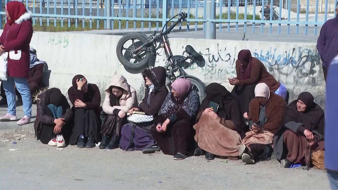 Palestinians cross into Israel for Friday prayers