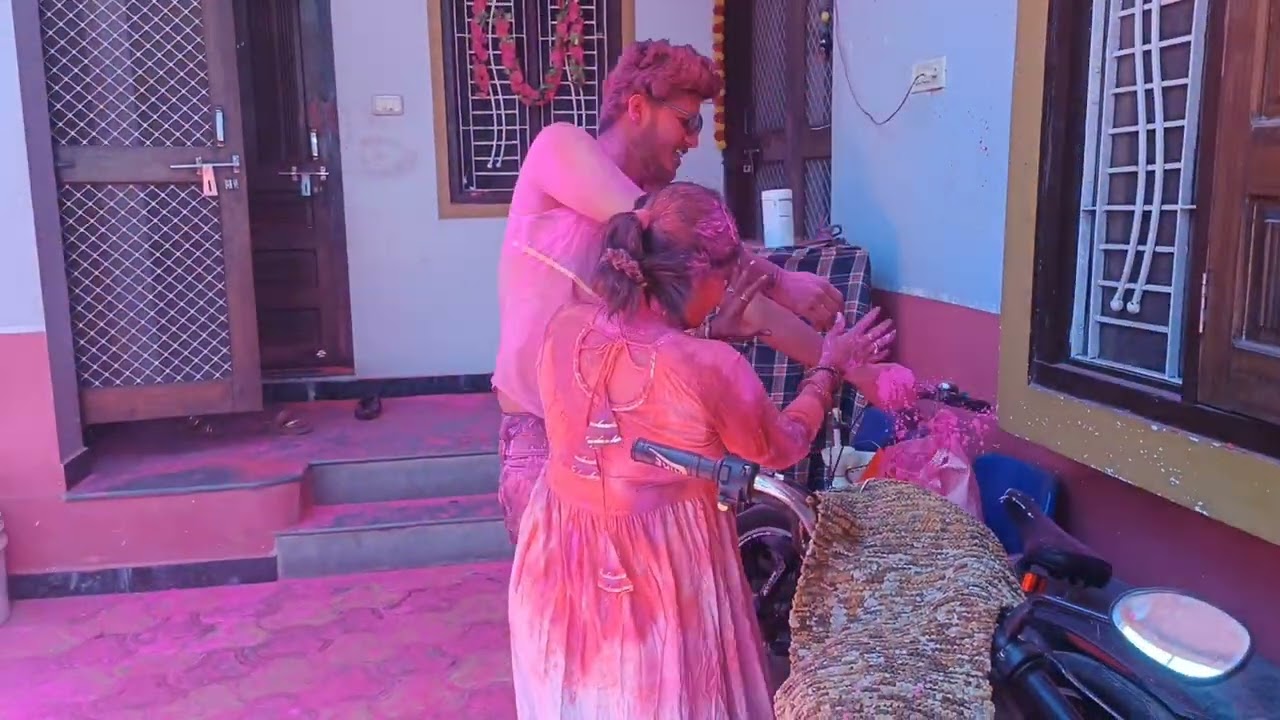 साथ रंग में खेल रही हम दिल वालो को होली