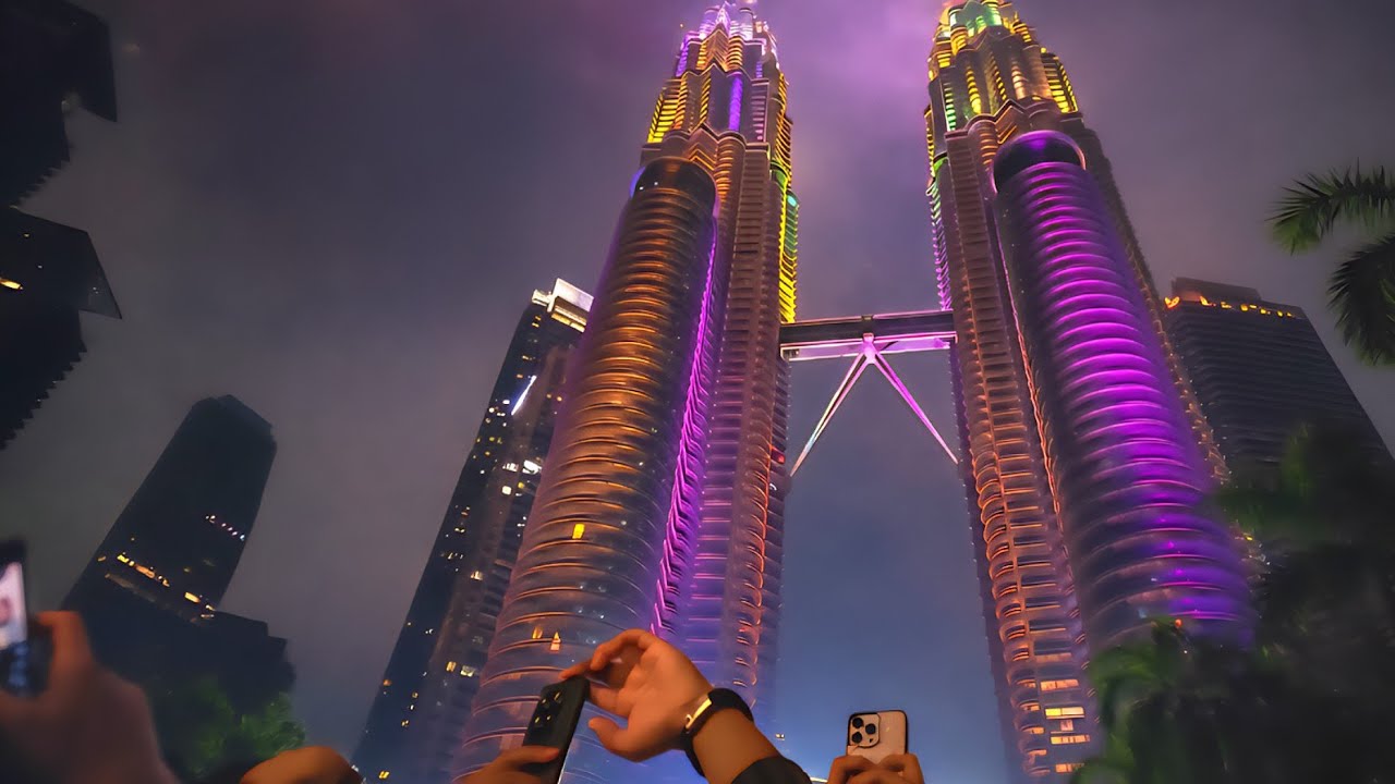 The Lighting of KLCC Twin Towers at Night 🌃 | Kuala Lumpur Walk Trough 🚶‍♂️ 