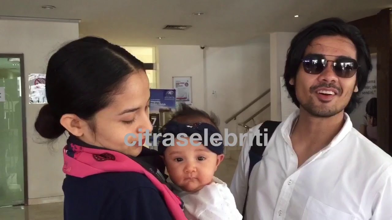 Putri Marino dan Chicco Jerikho bawa anak jenguk istrinya Tara Budiman, lahiran