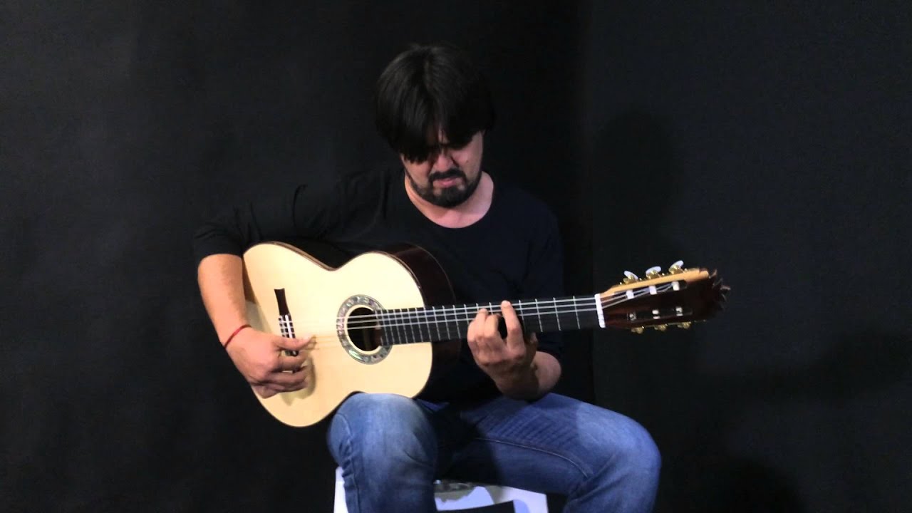 Juani de la Isla probando la guitarra Francisco Bros Mod.