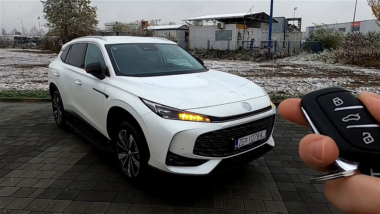 2025 MG EHS PHEV (1.5T, 272 HP) POV Test drive | Full review | CARiNIK