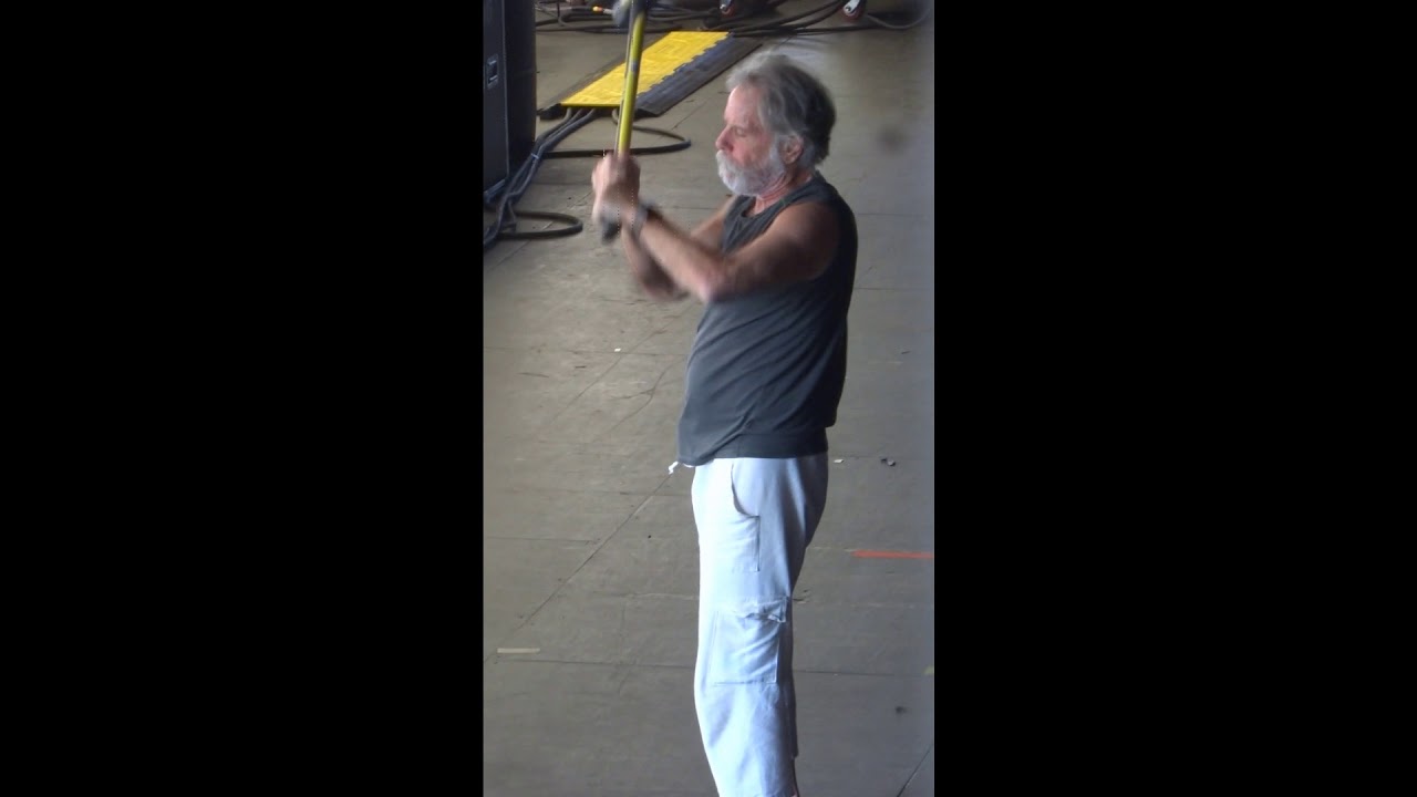 This is how Bob Weir warms up