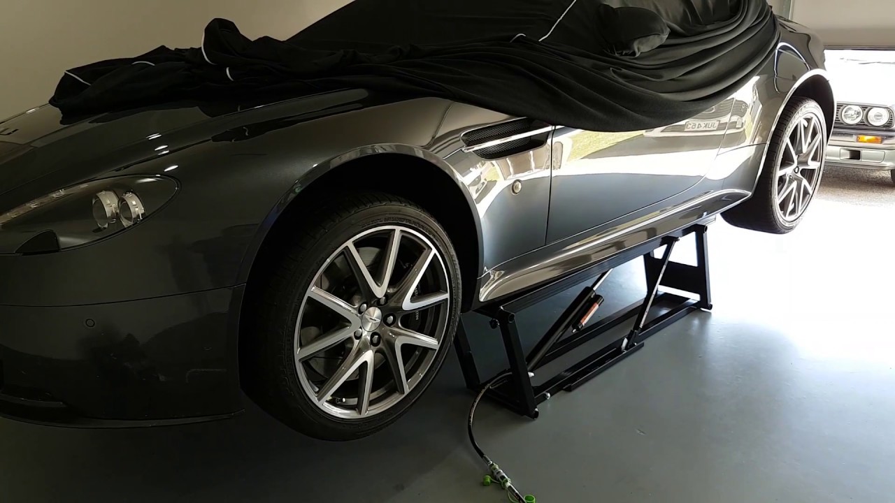 Lifting Aston Martin Vantage QuickJack 7000