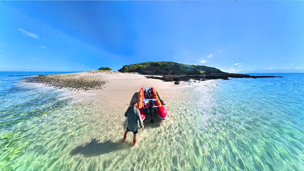 The Island Provides - ALONE Solo camping An Uninhabited Island