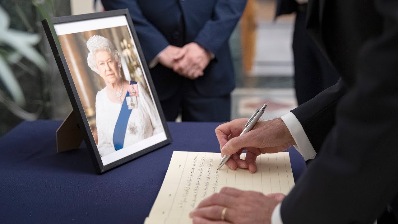 Mattarella firma il libro di condoglianze alla residenza ambasciata UK