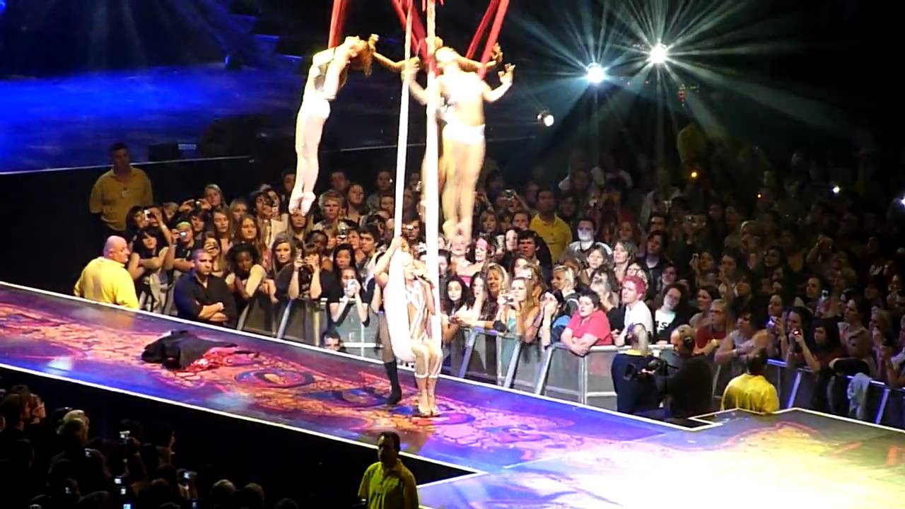 P!nk In Melbourne, June 18, 2009 - Glitter In The Air