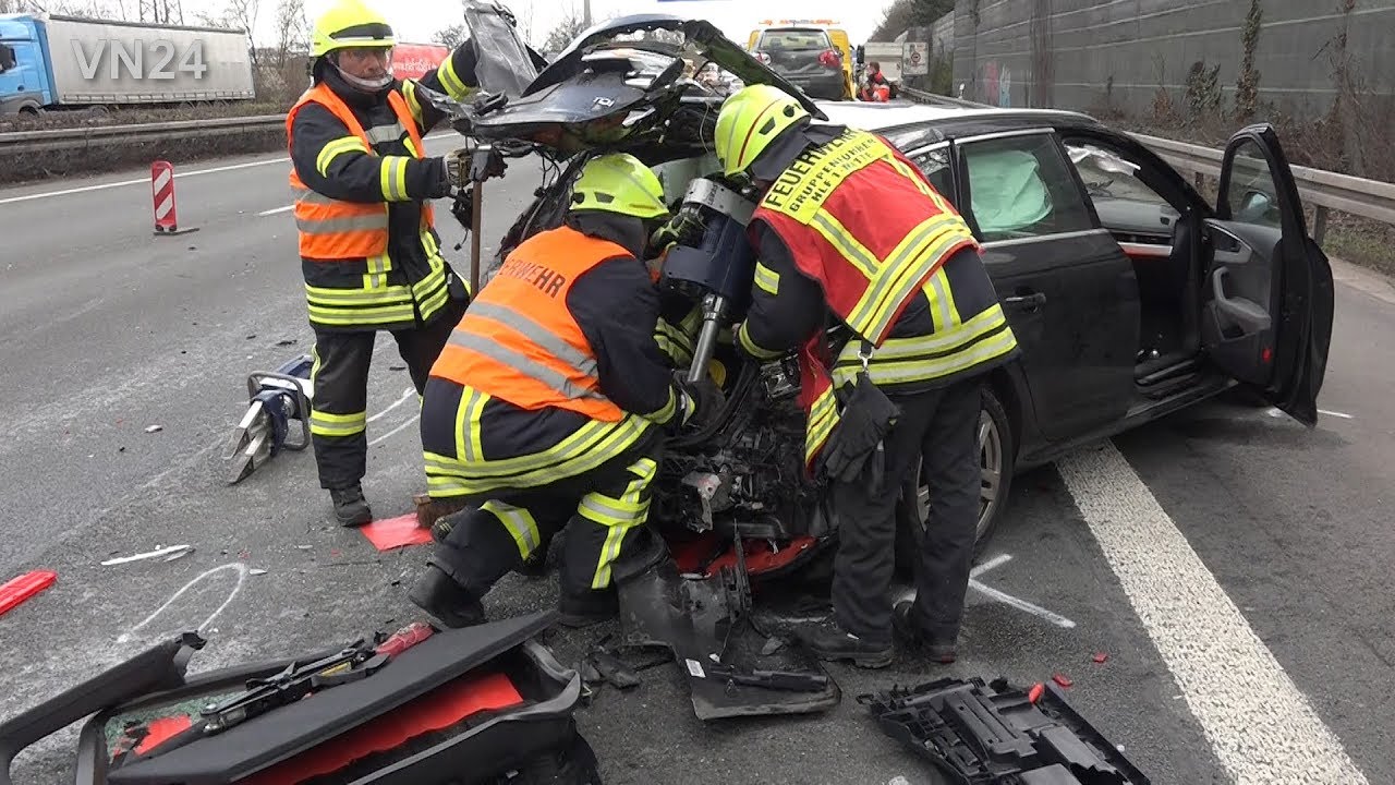18.03.2019 - VN24 - Laster prallt auf A1 in zwei PKW am Stauende - drei Verletzte