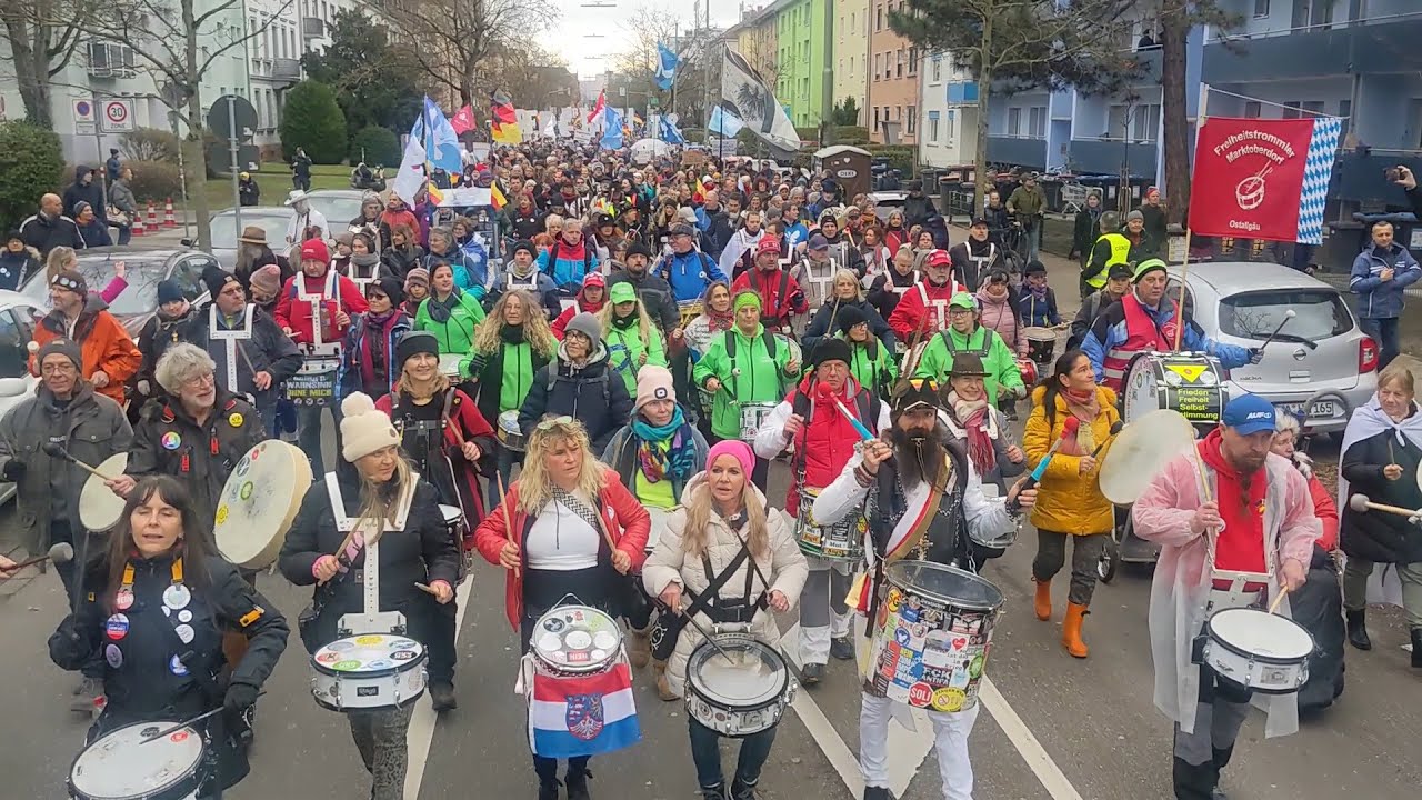 Umzug STRAFANZEIGE „Verbrechen gegen die Menschheit“ – Gemeinsame Einreichung – Karlsruhe 10.12.23