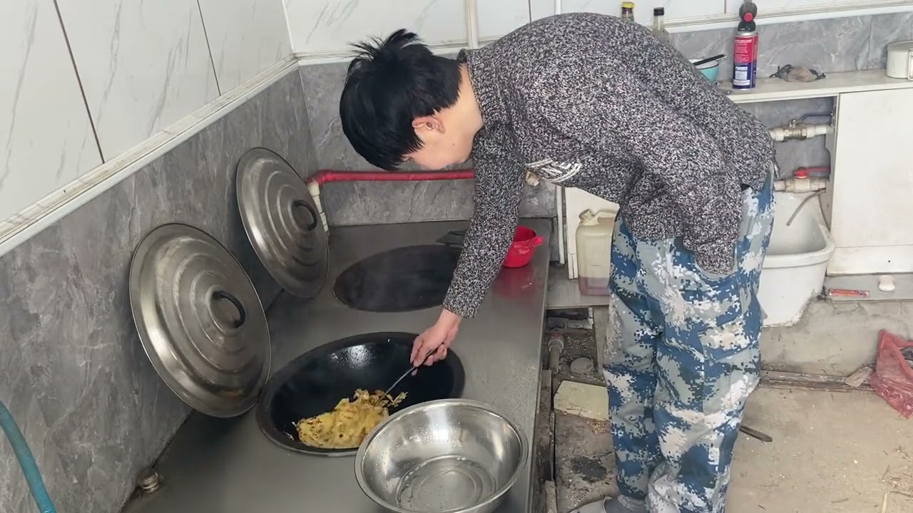 东北边境农村，回家弄几张饼吃#农村生活 #农村 #农村美食 #记录真实生活
