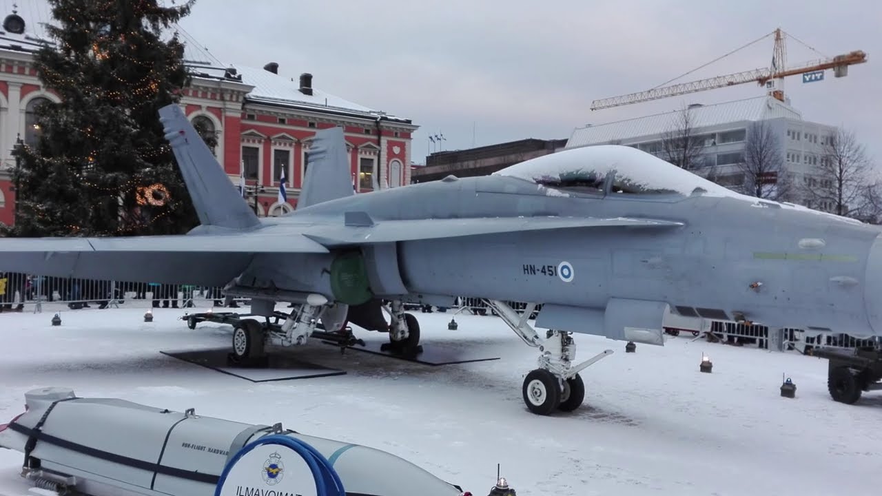 Puolustusvoimien kalustonäyttely Kuopion torilla 6.12.2017 – Kuvakollaasi