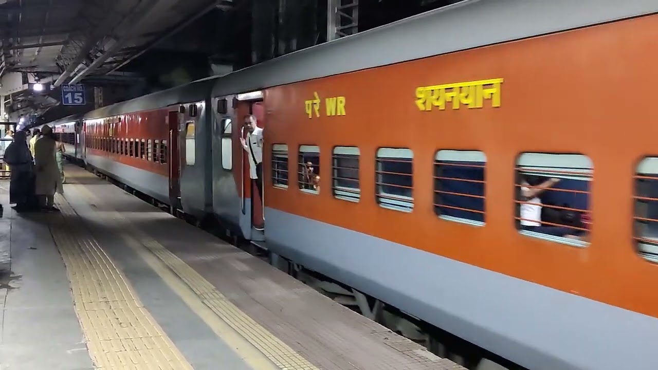 19037 Avadh Express arrived at Andheri station