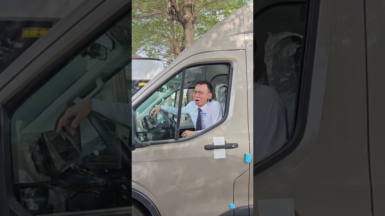 Chắc vừa lái xe vừa lái máy bay quá mọi người.