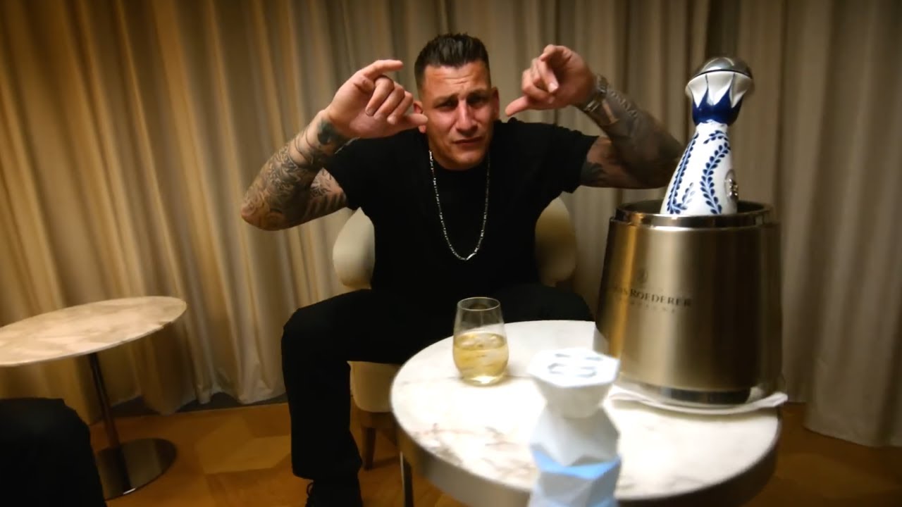 GZUZ feat. 18 Karat & AK Ausserkontrolle - Goldmaske (prod. SamoGotHeat)