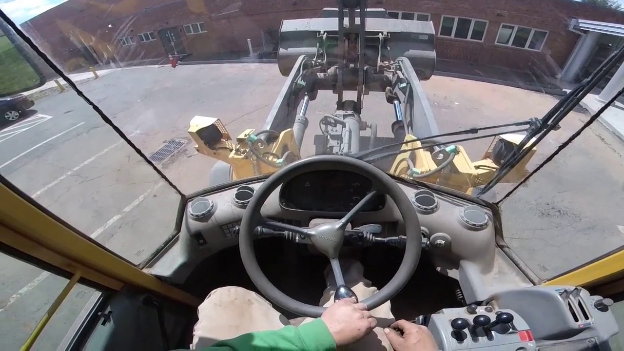 volvo L90e loader spoting topsoil