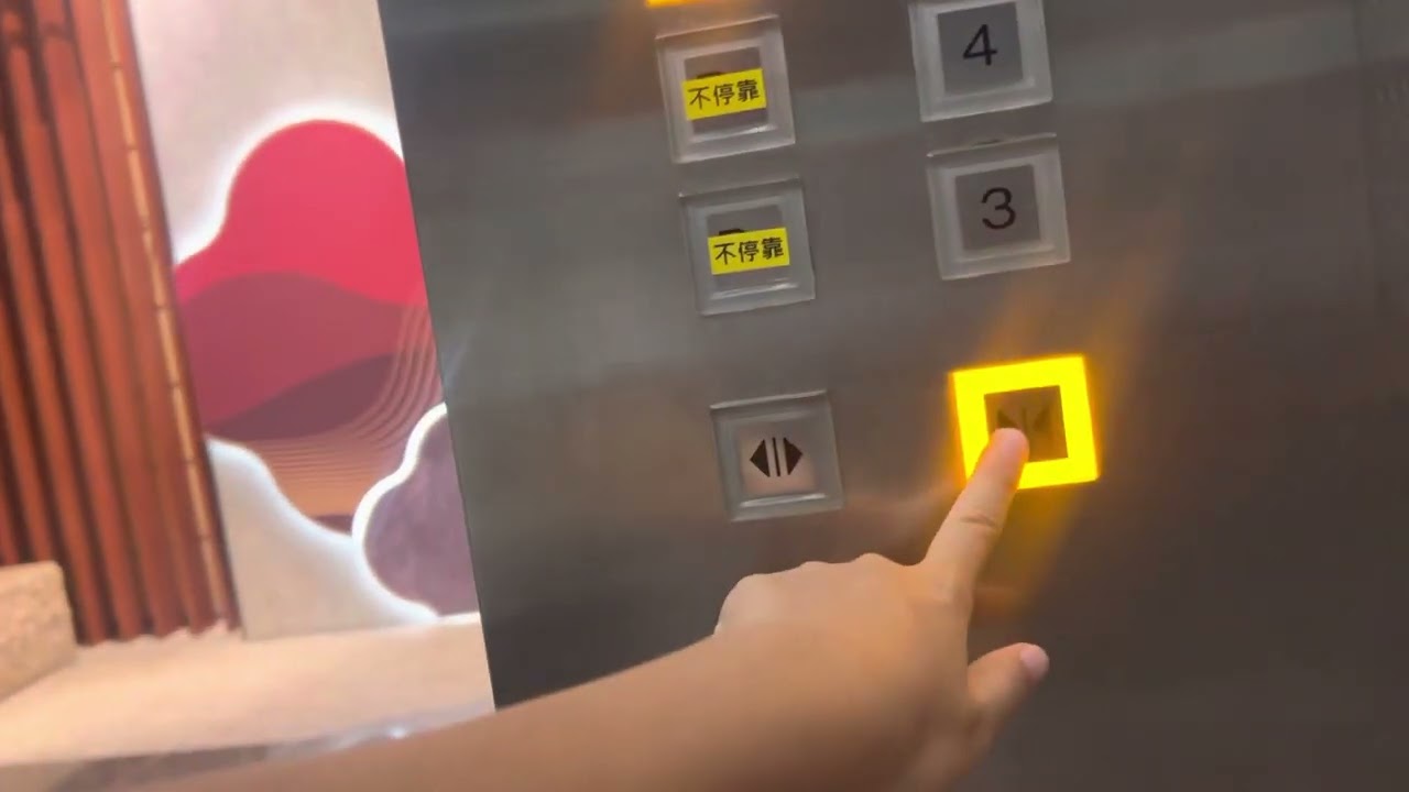 夢時代購物中心藍區的電梯🛗，(三菱重工Mitsubishi Elevator )