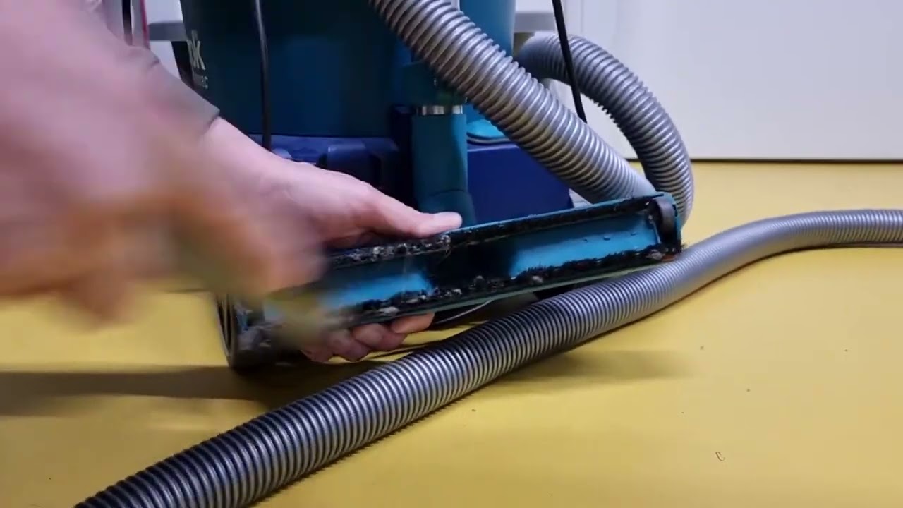 Clean the vacuum brush   Nettoyer la brosse de l'aspirateur   Vortex Intendance 1080p, h264