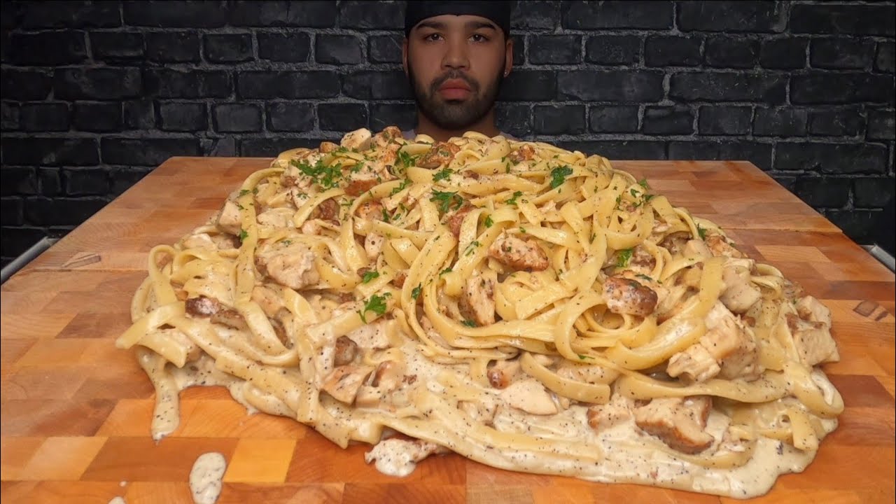 (ASMR NO TALKING) CHICKEN FETTUCCINE ALFREDO MUKBANG