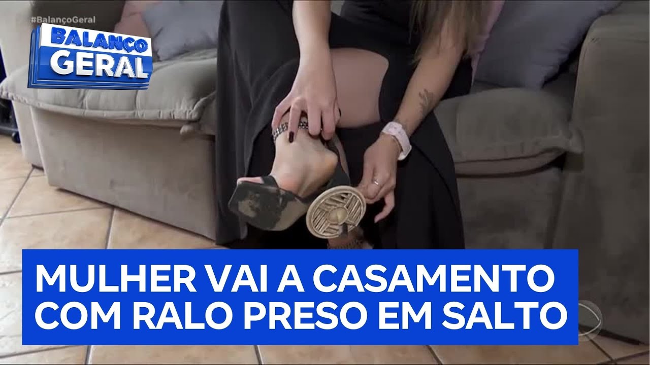 Mulher fica em casamento de amiga com um ralo de banheiro preso no salto e ninguém nota