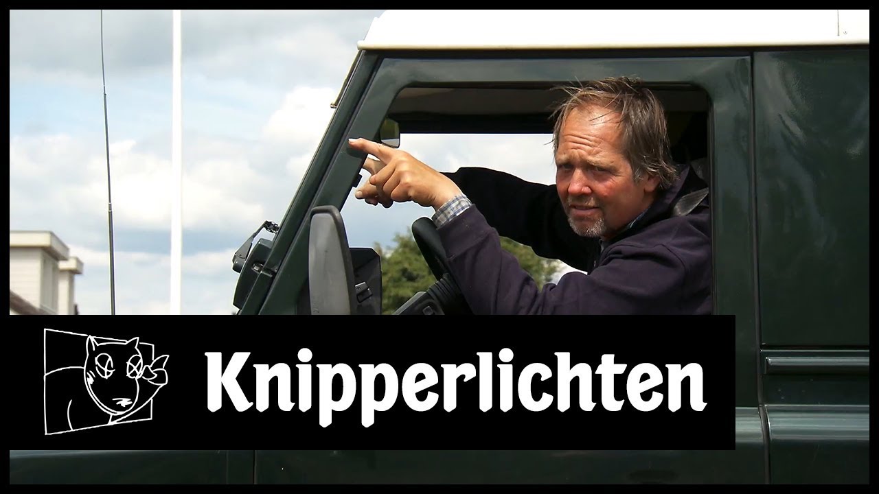 Maarten checkt of alle knipperlichten nog werken | Man bijt hond