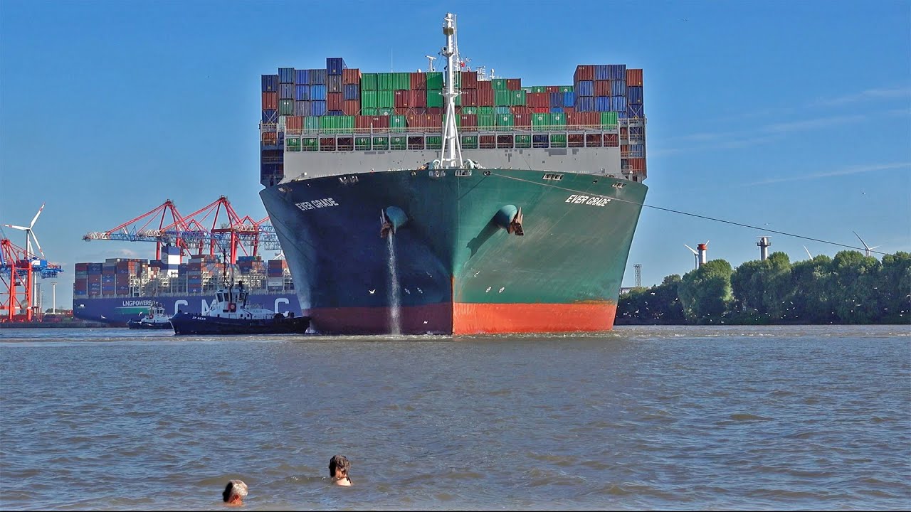 2 SWIMMERS IN FRONT OF 400m ULTRA LARGE CONTAINERSHIP - HAMBURG 4K SHIPSPOTTING 2022